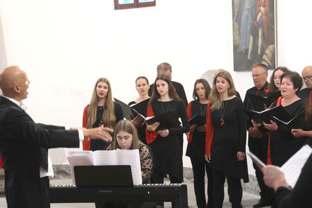 Letni koncert Komorni zbor Fran Gerbič, gostje MePZ Postojna 37 Foto Ljubo Vukelič
